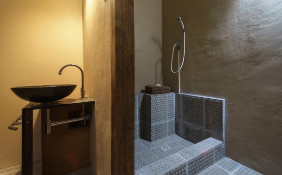 Tampilan Bathroom Hotel di Bruce's Hideout Lombok