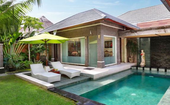 Swimming Pool & Deckchairs di Buah Bali Villas