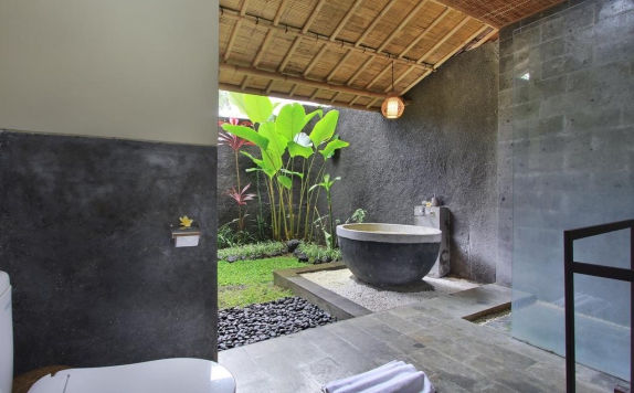 Tampilan Bathroom Hotel di Bucu View Ubud Resort