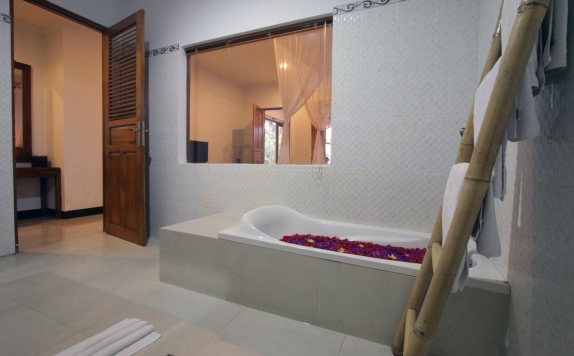 Tampilan Bathroom Hotel di Budhi Ayu Villas Ubud