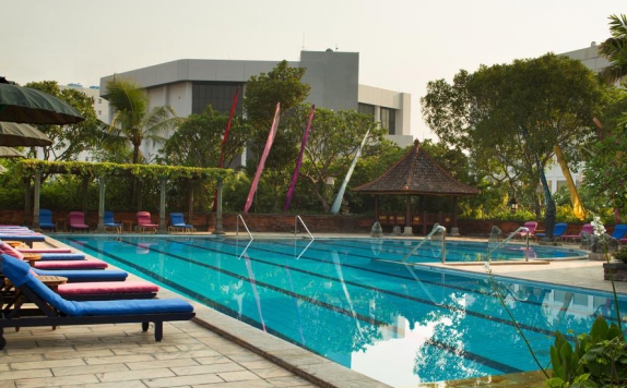 Swimming Pool di Bumi Surabaya City Resort