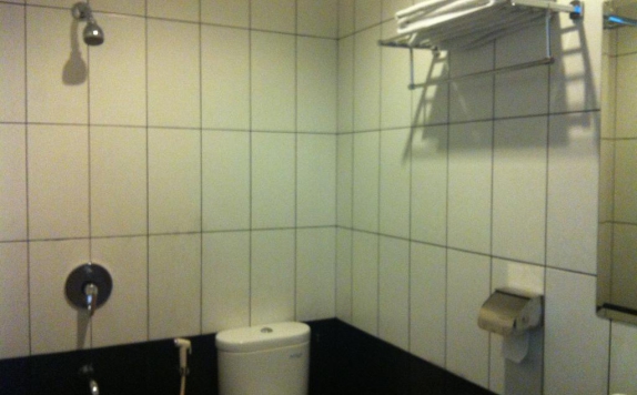 Tampilan Bathroom Hotel di Bunda Hotel Bukittinggi