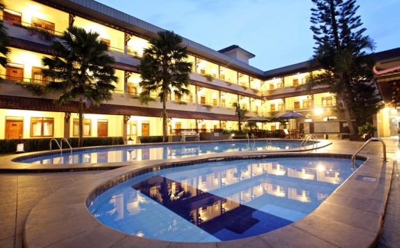swiming pool di Cakra Kembang Hotel