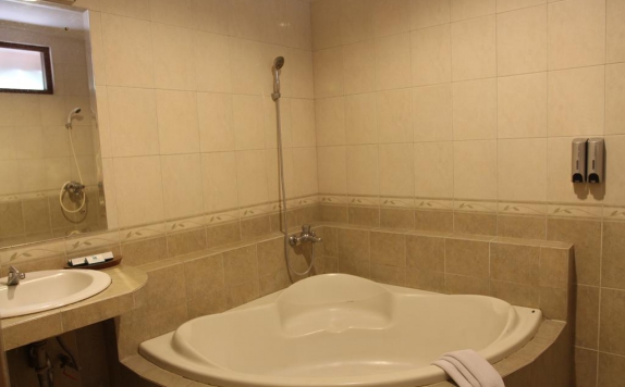 Bathroom di Cakra Kusuma Hotel
