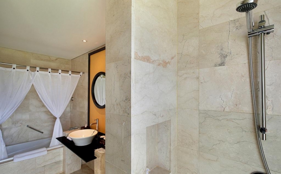 Tampilan Bathroom Hotel di Candi Beach Resort & Spa