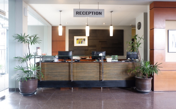 Receptionist di Capital O 874 Hotel Nyland Pasteur