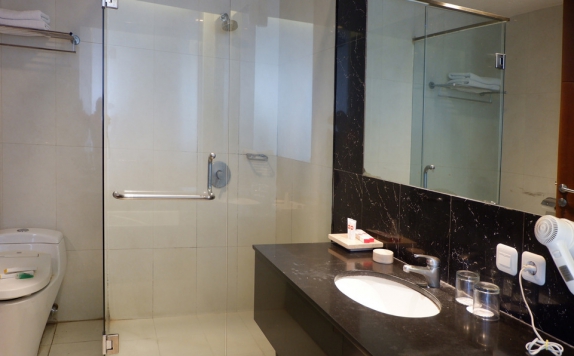 Tampilan Bathroom Hotel di Capital O 874 Hotel Nyland Pasteur