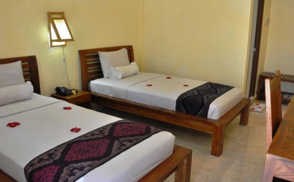guest room twin bed di Casa Ganesha Ubud