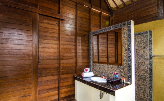 Bathroom di Cassava Lembongan Bungalows