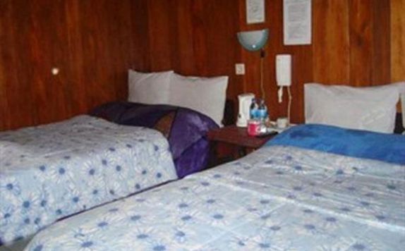 guest room twin bed di Cemara Indah Hotel & Restaurant