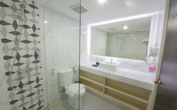 Tampilan Bathroom Hotel di Cendana Premiere Hotel