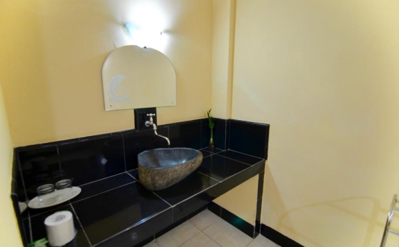 Tampilan Bathroom Hotel di Central Inn Senggigi