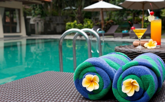 Amenities Swimingpoll di Champlung Sari Hotel