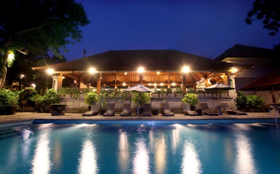 Swimming Pool di Champlung Sari Hotel