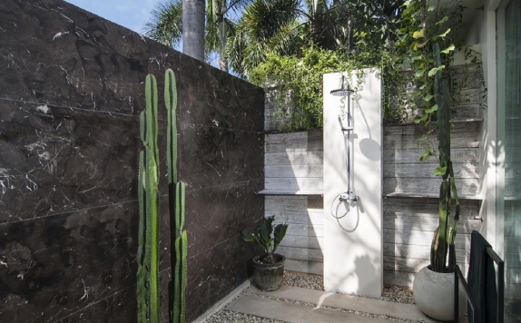 Bathroom di Chandra Bali Villas