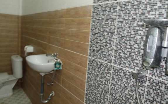 Tampilan Bathroom Hotel di Chillin Homestay