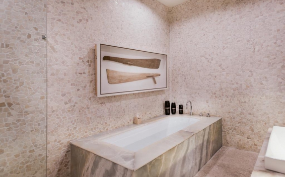 Tampilan Bathroom Hotel di Cicada Luxury Townhouses