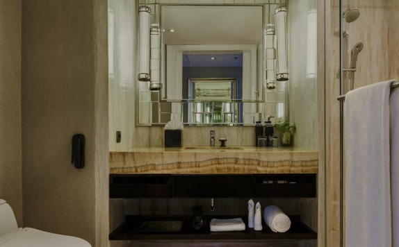 Tampilan Bathroom Hotel di Ciputra Golf & Family Club