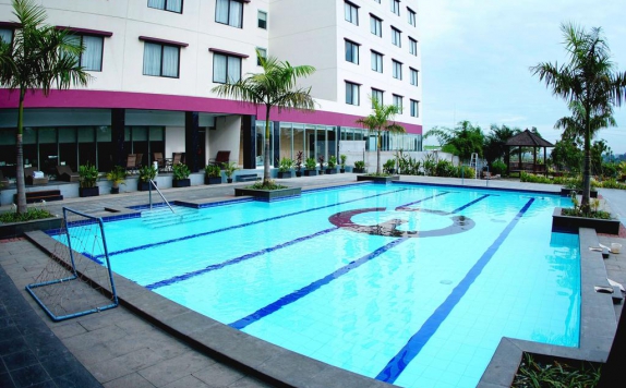 Swimming Pool di Citra Grand Hotel Karawang