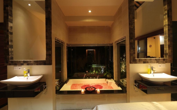 Bathroom di CK Luxury Villas Bali