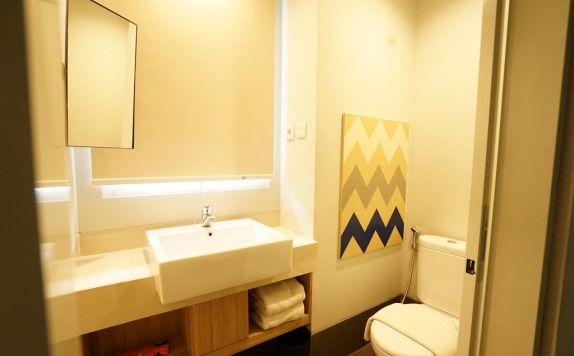Tampilan Bathroom Hotel di Cleo Hotel Jemursari