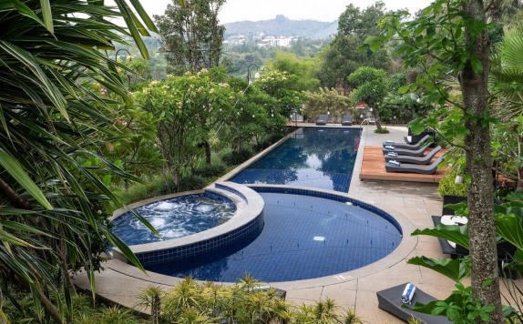 swiming pool di Clove Garden Hotel Bandung