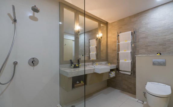 Tampilan Bathroom Hotel di Club Bali Mirage Resort