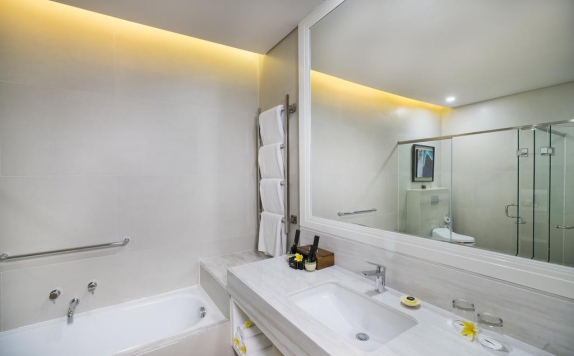 Tampilan Bathroom Hotel di Club Bali Mirage Resort