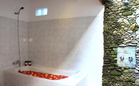 Bathroom di Cocoa Ubud Private Villa