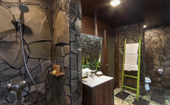 Tampilan Bathroom Hotel di Coconut Boutique Resort Lombok