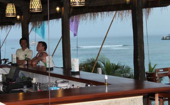 bar di Coconuts Beach Resort