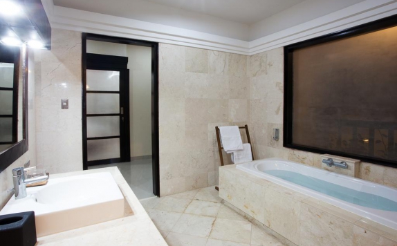 Tampilan Bathroom Hotel di Cometa Villas Seminyak