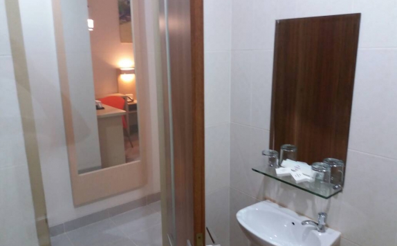 bathroom di Cordela Hotel Pangkal Pinang
