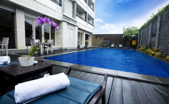 Outdoor Pool Hotel di Core Hotel Bali