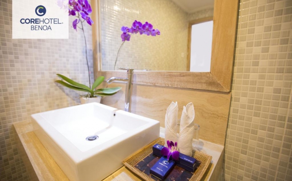 Tampilan Bathroom Hotel di Core Hotel Bali