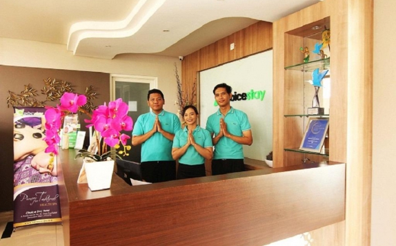Receptionist di Cozy Stay Simpang