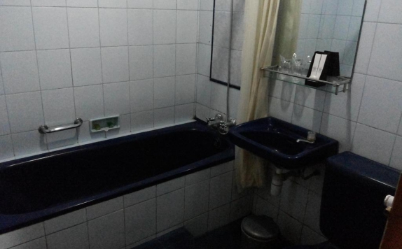 Bathroom di Crown Hotel Tasikmalaya