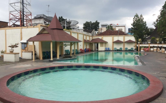Swimming Pool di Crown Hotel Tasikmalaya
