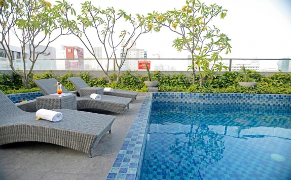 Swimming pool di Crown Prince Hotel Surabaya City Center