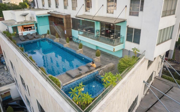 Swimming pool di Crown Prince Hotel Surabaya City Center