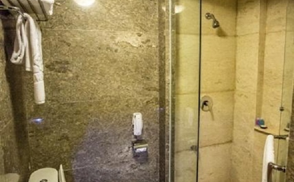 Bathroom di Crown Victoria Hotel