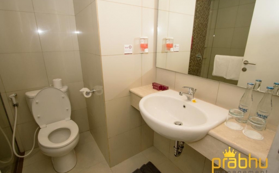 Tampilan Bathroom Hotel di Crystal Kuta by Prabu (formerly favehotel Bypass Kuta)