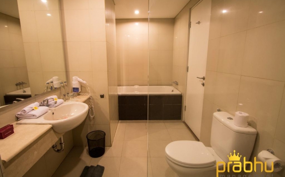 Tampilan Bathroom Hotel di Crystal Kuta by Prabu (formerly favehotel Bypass Kuta)