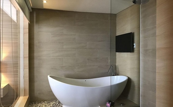 Tampilan Bathroom Hotel di Crystal Lotus Hotel Yogyakarta