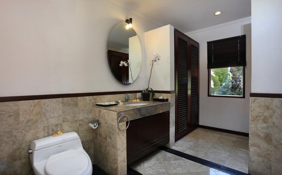 Tampilan Bathroom Hotel di Dampati Villa