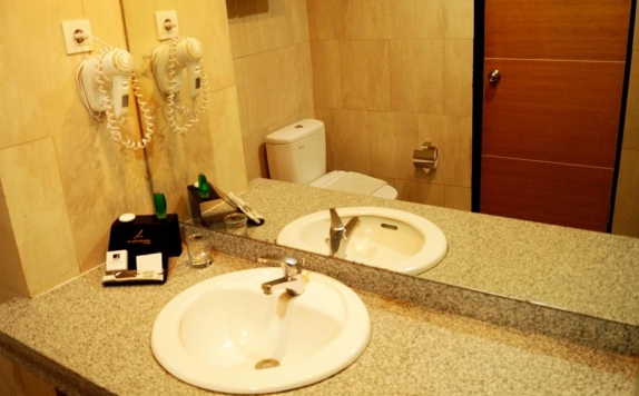 Bathroom di De Laxston Hotel Jogja