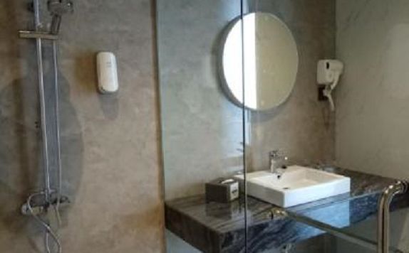 bathroom di De Lobby Suite Hotel