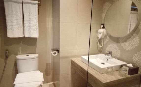 bathroom di De Lobby Suite Hotel