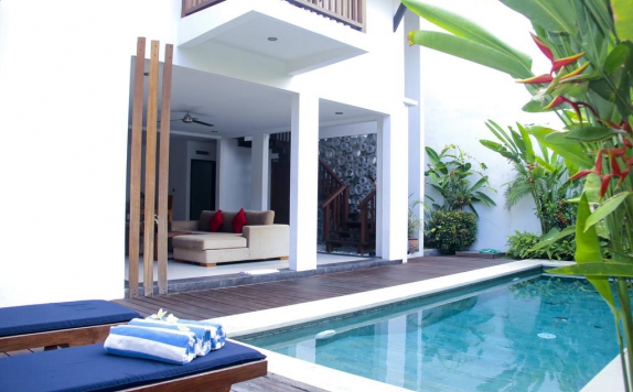 Swiming Pool di Delu Villas and Suite