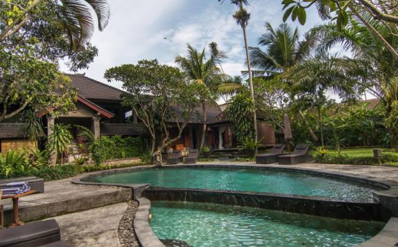 swimming pool di DeMunut Balinese Resort & Spa Ubud